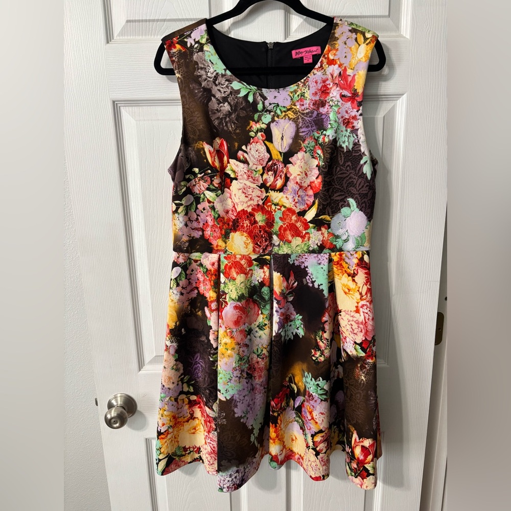 Betsey Johnson Fit & Flare Dress Women’s size 14 All Over Floral Print Pleated